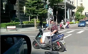 騎機車邊吊點滴！台中阿北嚇壞路人
