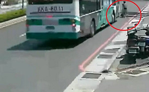 7旬婦被迫走路肩！下秒遭公車撞飛