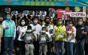 林佳龍逛健康市集與市民互動佳 何博文：一起照顧市民健康