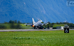 網傳中共入侵花蓮領海 F-16V掛載飛彈駁假訊息