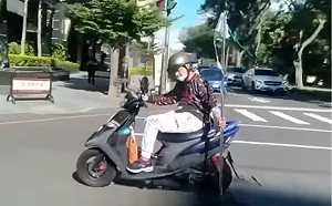 玩命阿伯「吊點滴單手騎車」 最高恐吃上萬罰單