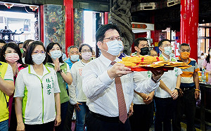 林淑芬陪同蘆洲湧蓮寺參拜 林佳龍：盼 18 歲年輕人也有投票權