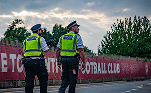 長官交代要仔細檢查？英國警方陷入醜聞 要求「脫衣搜查」惹議