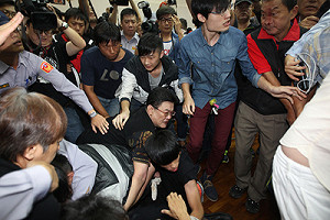 日食品輸台公聽會 北市新北爆衝突