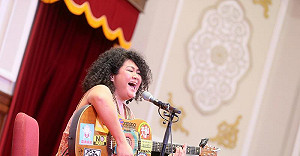 被叫「番仔」 巴奈在府音樂會當面向小英抗議