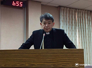 牧師陳思豪：同志們，我代替基督徒向你道歉！