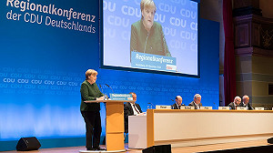 難民政策爭議不斷  梅克爾遭同志當面嗆下台