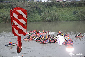向週刊爆料南港空難調查  飛安會罰復航300萬