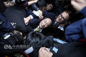 抗議「砍假」 勞團追打柯建銘還丟煙霧彈