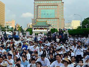 萬人上凱道反同婚  高唱「我們都是一家人」