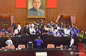 民進黨力拚勞基法表決 強制清空主席台