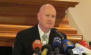 葉望輝：美國花幾十年才能接通恭賀電話 可恥