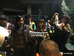 青年團體夜襲總統官邸 宣告與民進黨決裂