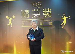 「三鐵皇后」吳錦雲  獲頒體育精英終身成就獎