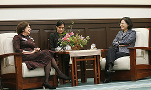 台美關係與兩岸關係 蔡英文：同等重視