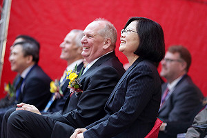 美光併華亞科 總統：政府將穩定供應水電及土地