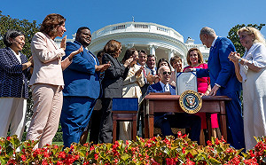 (影)拜登正式簽署晶片法案 提高對中國競爭力 未來將是「美國製造」