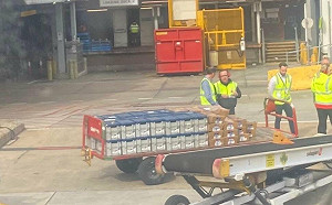 咦 經理也下來搬行李了 開車的竟是CEO！勞動力太短缺 澳航高層當搬運工