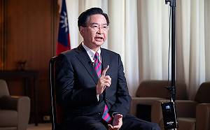 吳釗燮投書為台灣發聲 以國旗為背景登南加媒體