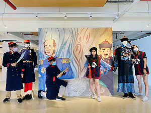 淡水古蹟博物館展出得獎繪本 免費穿清裝看戰爭雙語展