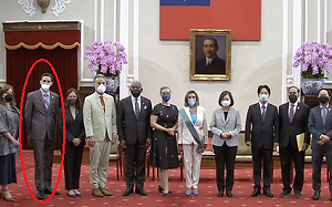 裴洛西訪台專機上竟然有這個神秘人物 他非官員 跟著來要幹嘛?