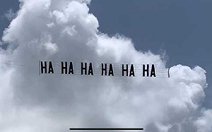 川普海湖莊園遭FBI突擊搜索 上空竟出現「HA HA HA HA HA HA」.....