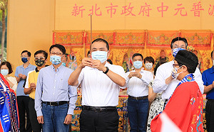 新北市府普渡 侯友宜秀乖乖祈求市民平安