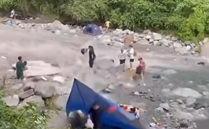 四川暴雨突發洪水 傳遊客遭山洪捲走、傷亡不明