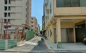 高雄驚傳路面塌陷！附近居民急撤離