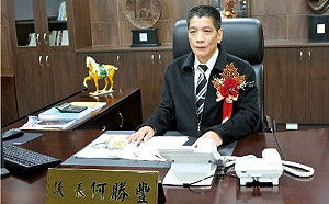 南投縣議長國小直升碩士 馮光遠：犀牛皮案甘拜下風