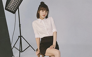 激短窄裙秀美腿！峮峮扮OL網友搶當同事