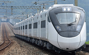 新自強號驚見延長線充電奇景！台鐵勸導：負載過大可能斷電