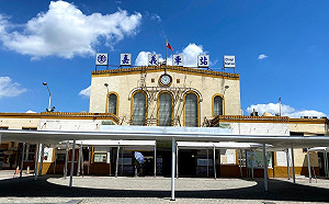 嘉義火車站地下道「木板石塊降肉」嚇人！鐵道局：將向廠商求償