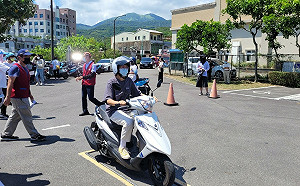 上機車駕訓班領1300還送安全帽！公路總局：明年擴大補助4萬人