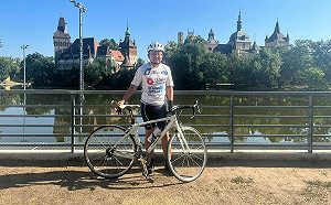 劉世忠變台灣活廣告騎單車華麗受訪 驚豔匈牙利記者