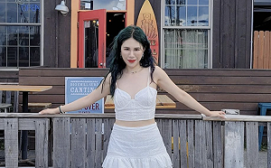 極度尷尬！丹妮婊姐上廁所和外人對眼：門縫超大