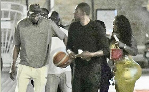 KD深夜與辣妹同遊、還當街運球