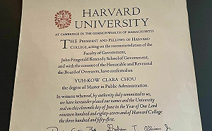 真材實料！周玉蔻曬「正港」哈佛畢業證書  霸氣宣示：敬請期待另一張