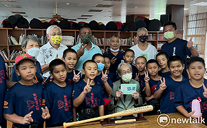 紅葉傳奇幕後推手 白恐受難者蔡焜霖重回少棒起源地  小將謝謝「蔡爺爺」無私付出