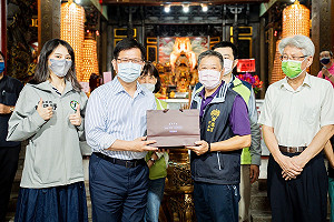 汐止參拜、掃市場獲熱烈歡迎 林佳龍：選戰最後會五五波