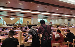 打壓方言禁講廣東話 廣州壽司郎群組對話曝光 店員嘆：生意變差了