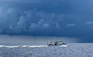 高雄外海5條水龍捲驚現身！氣象局：海上船隻很危險