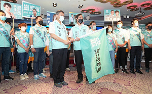 柯文哲南下高雄！為黨提名參選人披掛象徵「為民眾出戰」彩帶