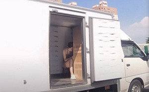 短褲長腿妹藏貨車內！13秒片網朝聖