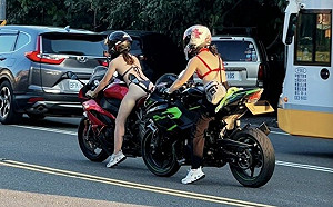 本尊現身了！墾丁騎重機只穿比基尼