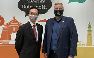 美印地安納州長訪台 將晉見總統蔡英文、會科技半導體廠商