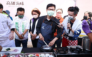 以行動力挺高雄海味  陳其邁親自料理行銷五寶