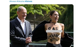 尷尬！德總理蕭茲拍合照 2女逞「胸」脫上衣抗議