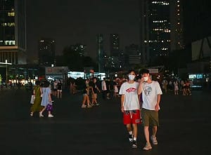 「冰塊」成最熱銷品! 四川限電 上班族沒燈、冷氣 頂40度高溫摸黑辦公