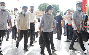 不捨兩位英勇警察殉職  蔡英文南下慰問殉職員警家屬